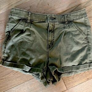 ARMY Green Pleated Stretch Mom Express Short, Size 8, 3 inch inseam